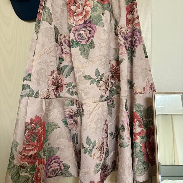 오사키에서 산 꼼데 치마 팔아요