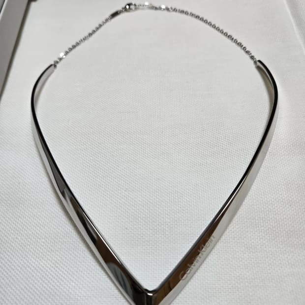 캘빈클라인 아웃라인 네크리스 뱅글초커 폴리쉬드 실버컬러 유광브이 목걸이