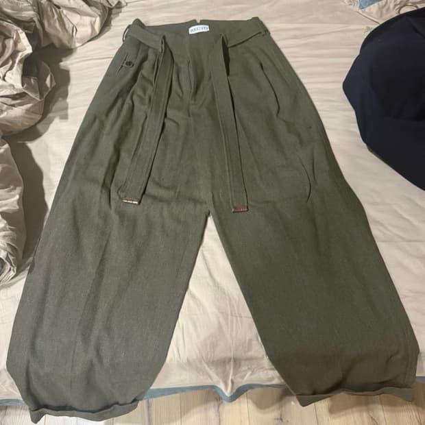 렉토 벨티드 카키 팬츠