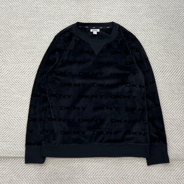 DKNY 로고 자카드 플리스 스웻셔츠 r2347