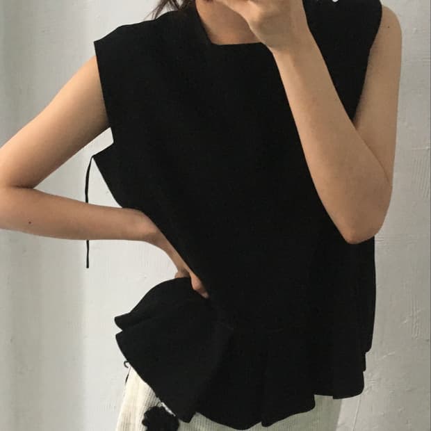 Balenciaga 발렌시아가 블랙 슬리브리스 디테일 탑