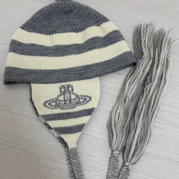 비비안웨스트우드 이어플랩 비니