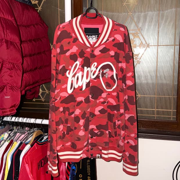 베이프 OG 레드 카모 사루 로고 바시티 자켓