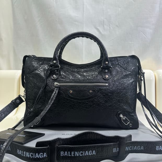 [새상품급 정품] 발렌시아가 시티 모터백 미디움 로고스트랩