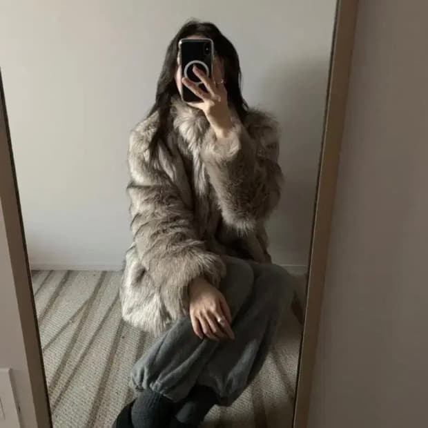 Flily 프릴리 라쿤 위스퍼 퍼 자켓 회베이지