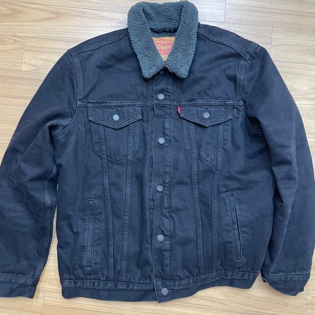 리바이스 블랙 쉐르파 트러커 자켓 XL사이즈 판매합니다. 블랙 색상이라 