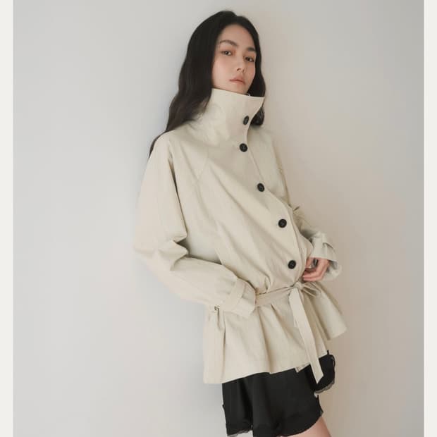 이어닝 하이넥 벨트 하프 자켓 베이지