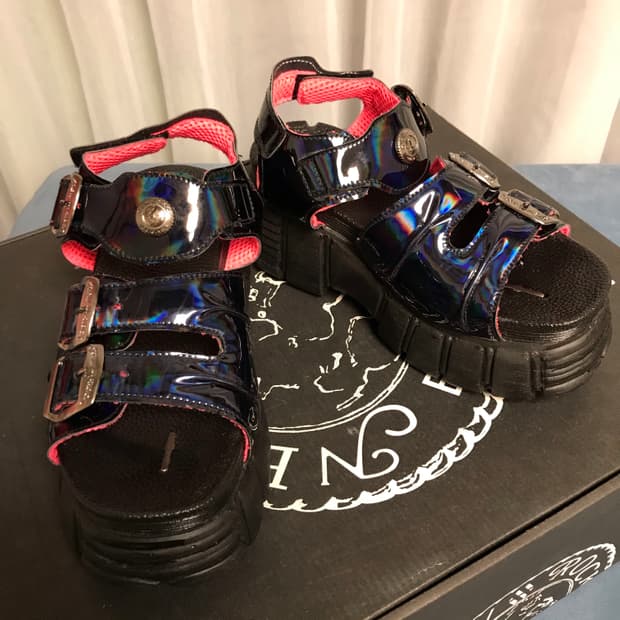 뉴락 에나멜 홀로그램 샌들