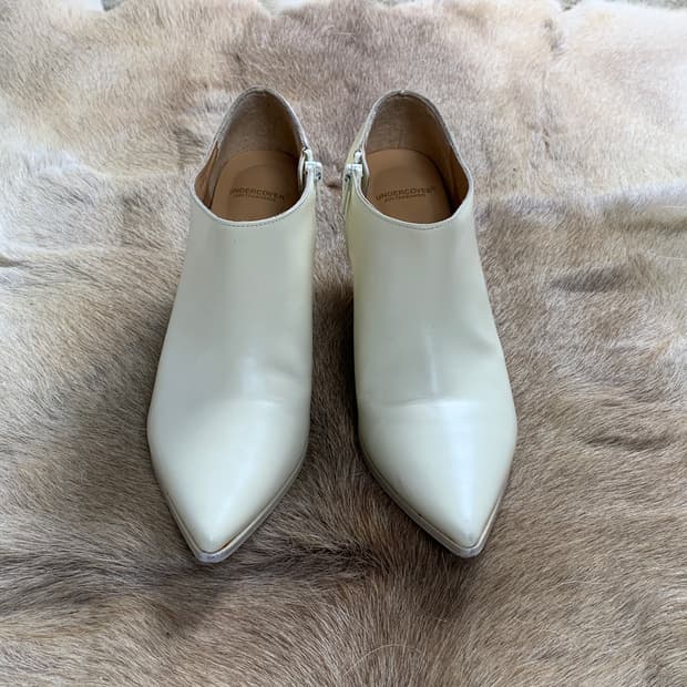 언더커버 22SS 스틸레토 레더 펌프스 힐