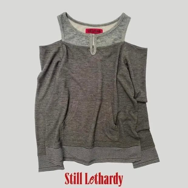 still lethardy 오픈숄더 티셔츠