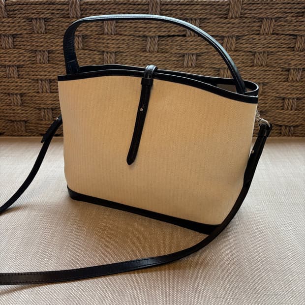 킨더살몬(KINDERSALMON) 레더 트림 캔버스 크로스바디 에크루