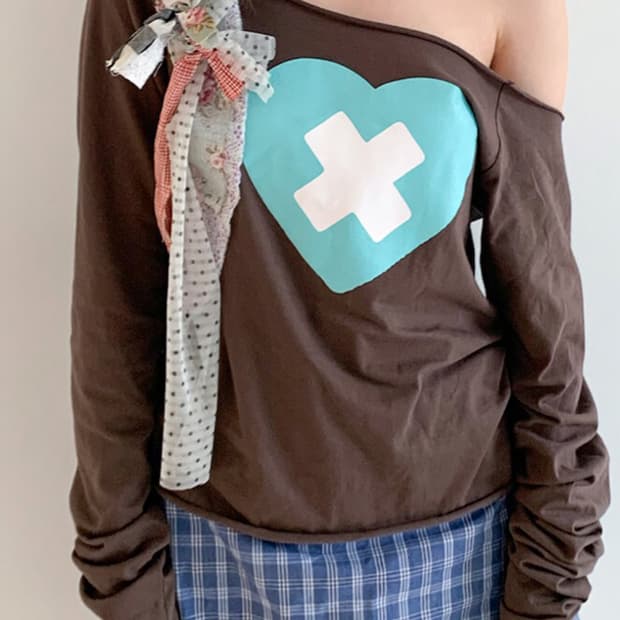 cross heart cut off t-shirt (brown)