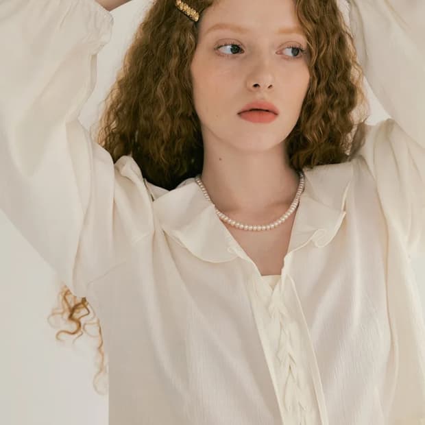 모어댄라이크 레이스 업 러플 블라우스 (새상품)