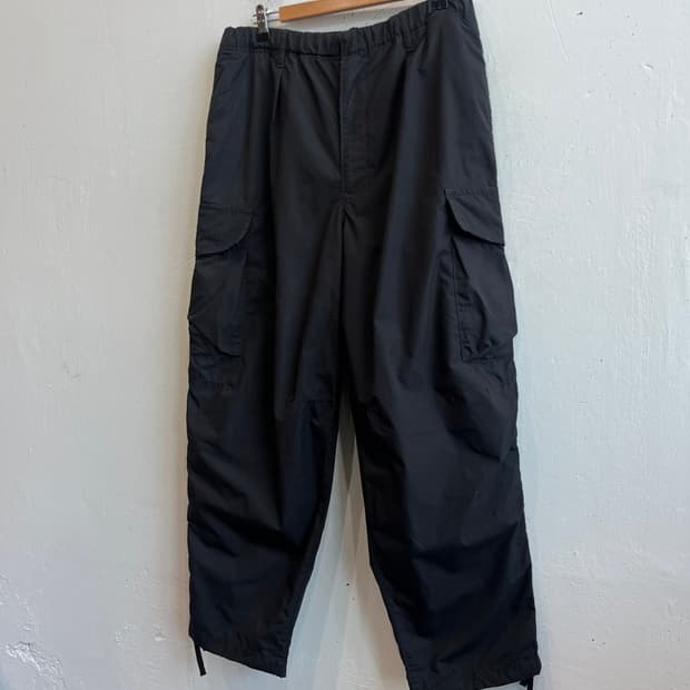 유니클로 U 와이드핏 파라슈트 카고팬츠 블랙 