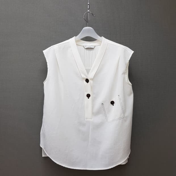 한섬 LATT 2023 브이넥 슬리브리스 블라우스82-94-160사이즈