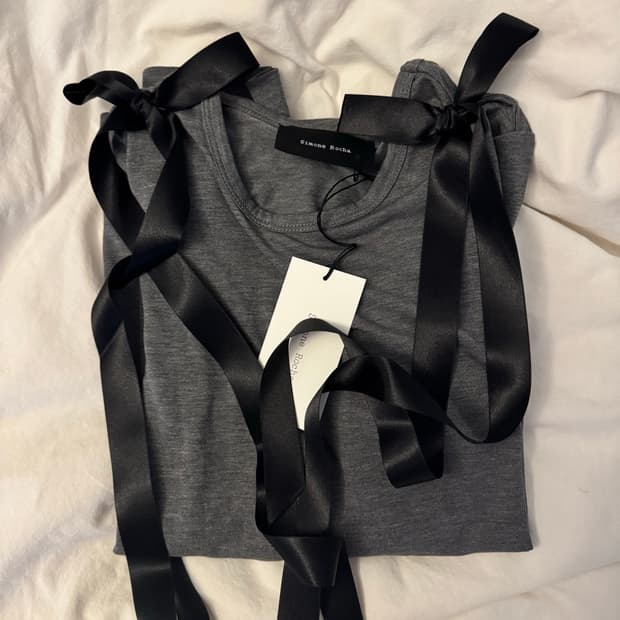 시몬로샤 25FW Bow Ribbon Tail Long 티셔츠