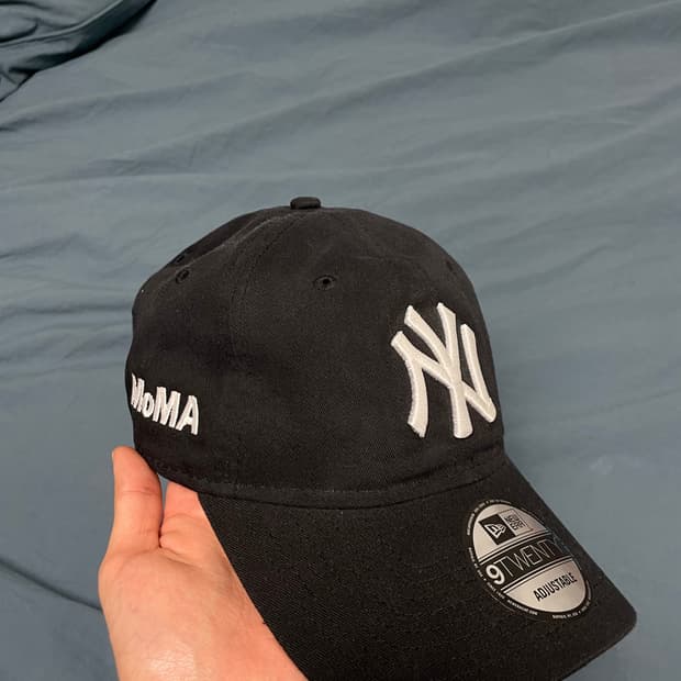 뉴에라 모마 디자인 스튜디오 모자