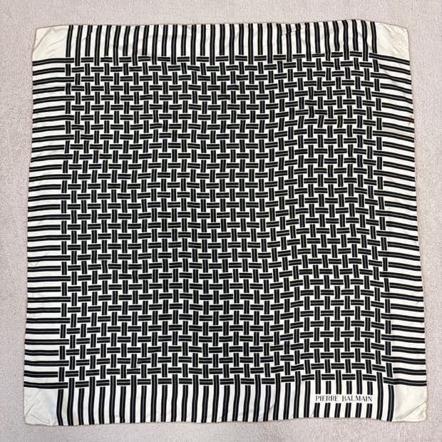 피에르 발만 핸드롤링 실크 스카프