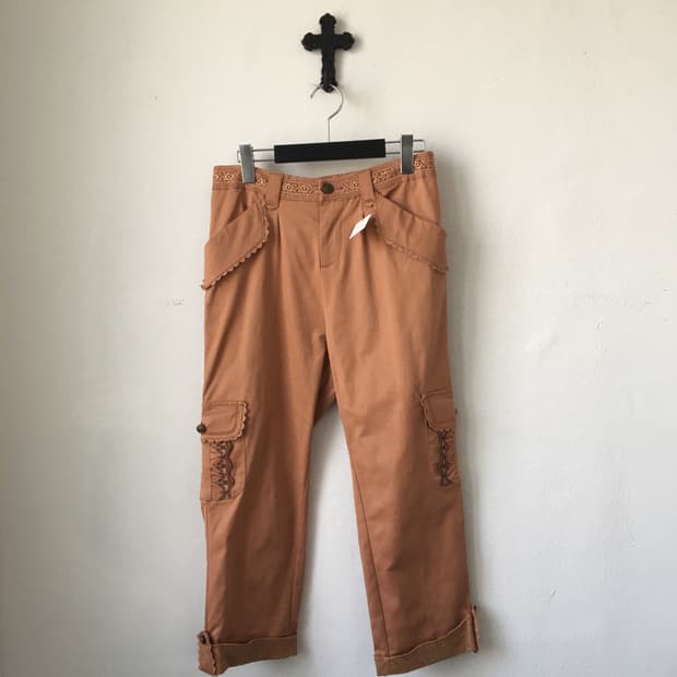 Axes femme lace trimming cago capri pant