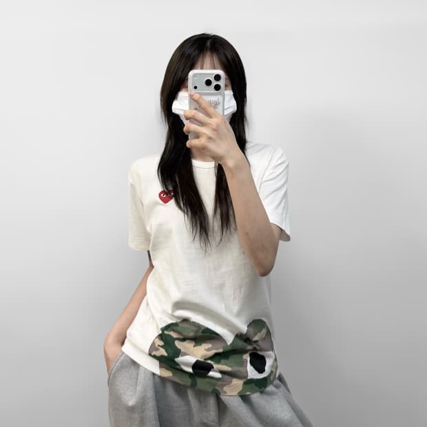 꼼데가르송 카모플라주 엣지 하트 반팔티 화이트