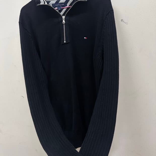 타미힐피거 블랙 반집업 니트