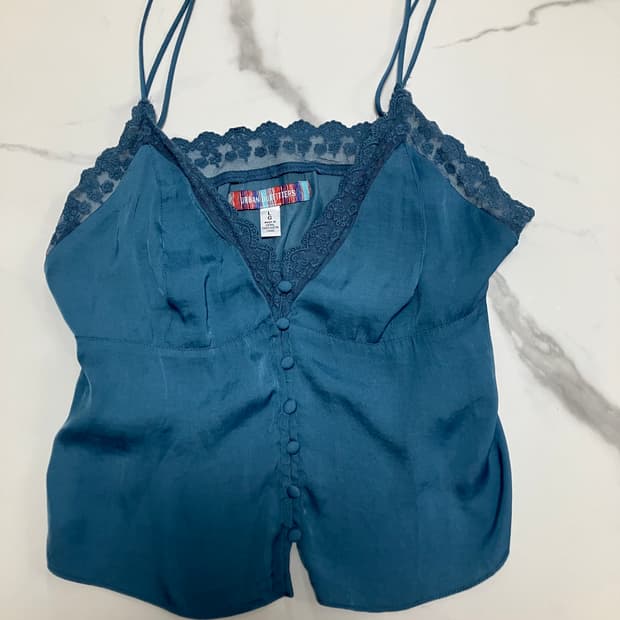 얼반아웃피터스 dinner & drinks 레이스 실키 캐미 탑