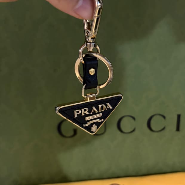 프라다 사피아노 로고 키링