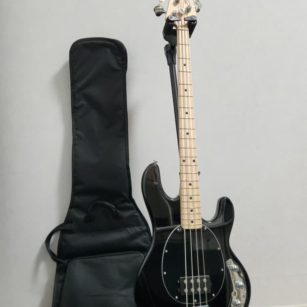 Sterling by MusicMan RAY4 Bass Black 4현 