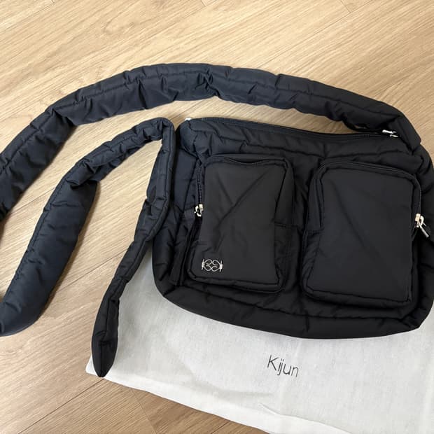 기준(Kijun) 필로우 크로스백 (정가: 185,000원)