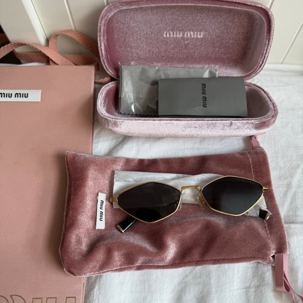 미우미우 로고 캣츠아이 선글라스