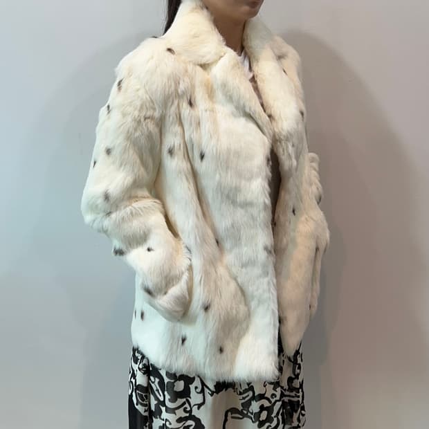 화이트 도트 레빗퍼 자켓