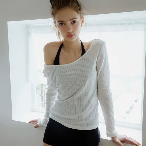 레터프롬문 레터즈 투웨이 슬림 티셔츠 롱슬리브딥유넥백트임발레코어원오프숄더