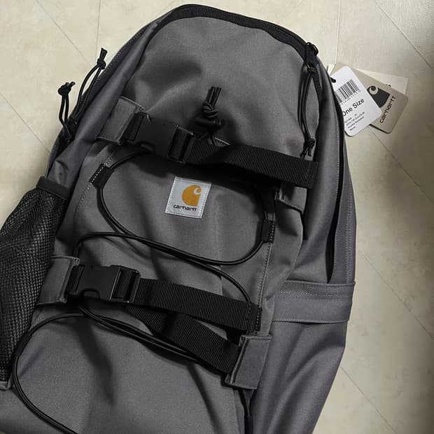 새상품(OS)칼하트WIP 로고 킥플립 백팩 만타