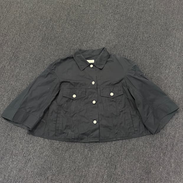 드리스반노튼 백 프릴 디테일 크롭 자켓