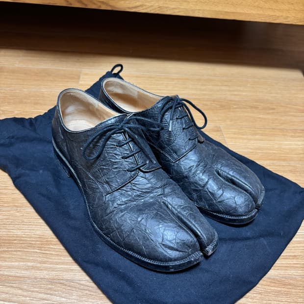 메종 마르지엘라 페이퍼 이펙트 타비 더비 슈즈 (42)