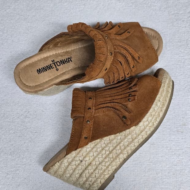 Minnetonka 미네통카 스웨이드 태슬 웨지힐 샌들