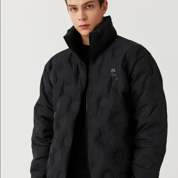 골스튜디오 엠보싱 블랙컬러 남성 세미오버핏 95 덕다운 경량패딩 