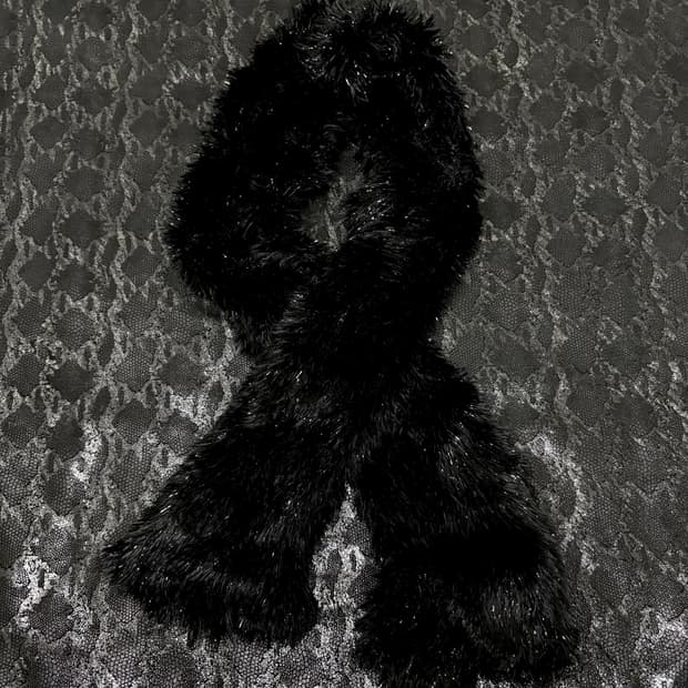 “Vintage” V-Kei Mood Black Fur Scarf