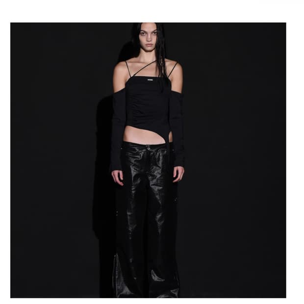 보헤미안서울 보헴서 오프 숄더 커브드 티 블랙 off shoulder