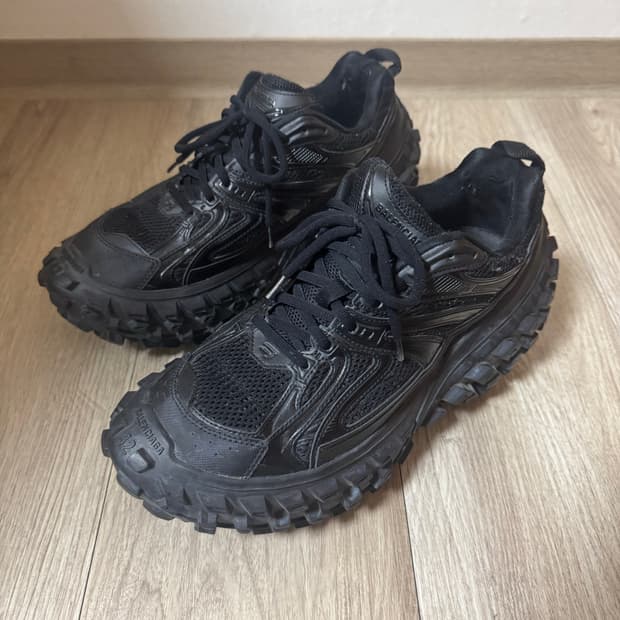 [42] 발렌시아가 디펜더 스니커즈 블랙