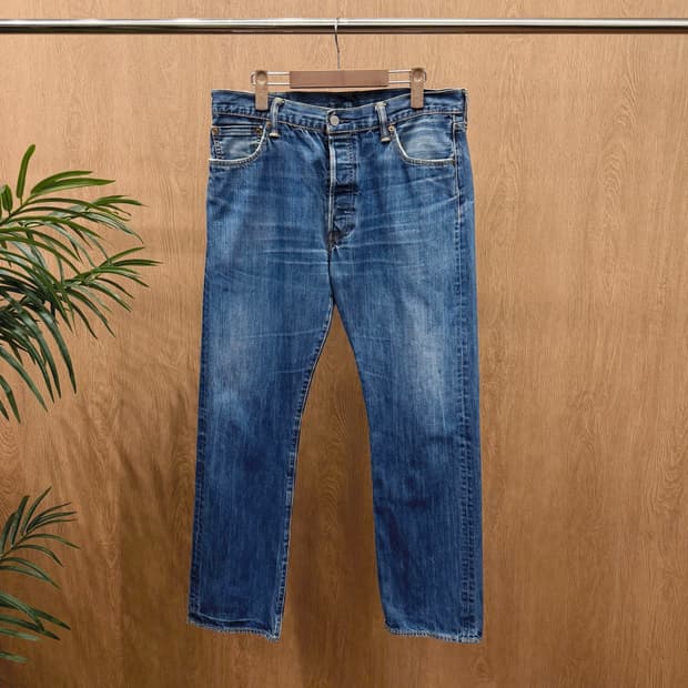 리바이스 501 워싱 데님 팬츠 버튼 클로징 로고 디테일 레귤러핏 중청