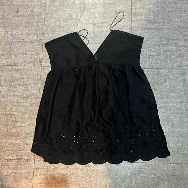 Uniqlo 유니클로 하구미모리걸 바캉스 펀칭 슬리브리스 나시탑