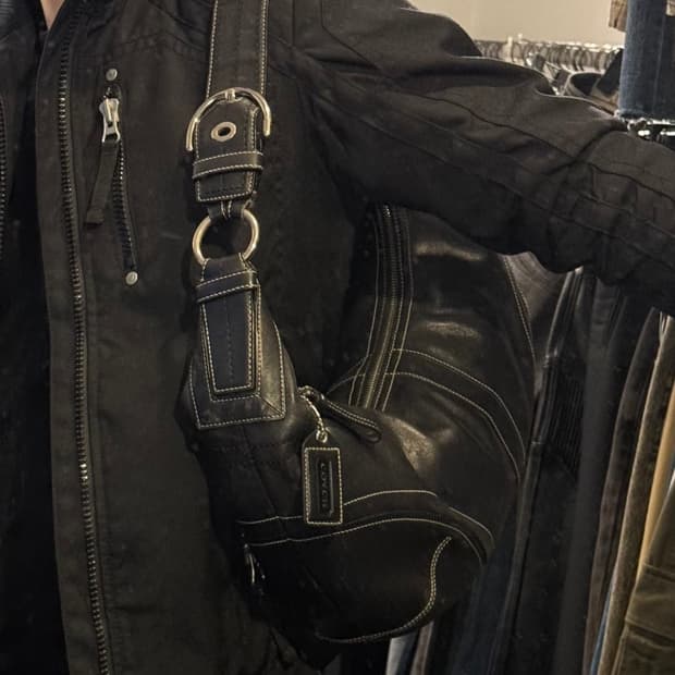 코치 하프 숄더백