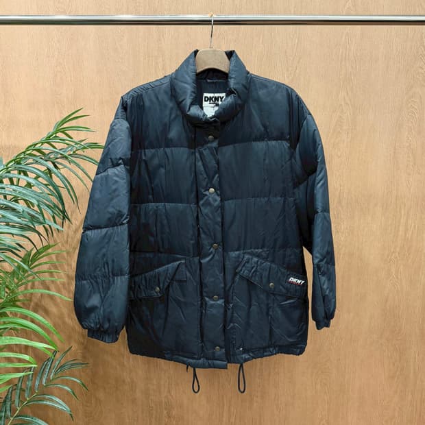 도나카란 뉴욕 진스 하이넥 다운 패딩 자켓 로고 패치 스트링 디테일 블랙