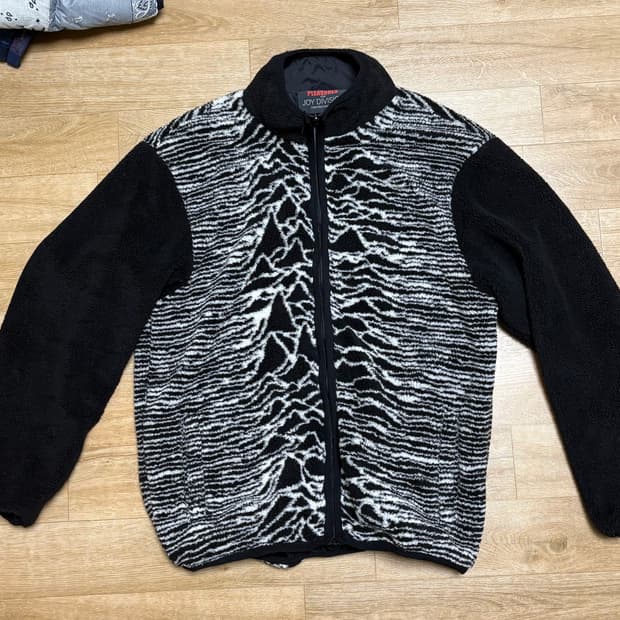 Pleasures x 조이 디비젼 플리스 m