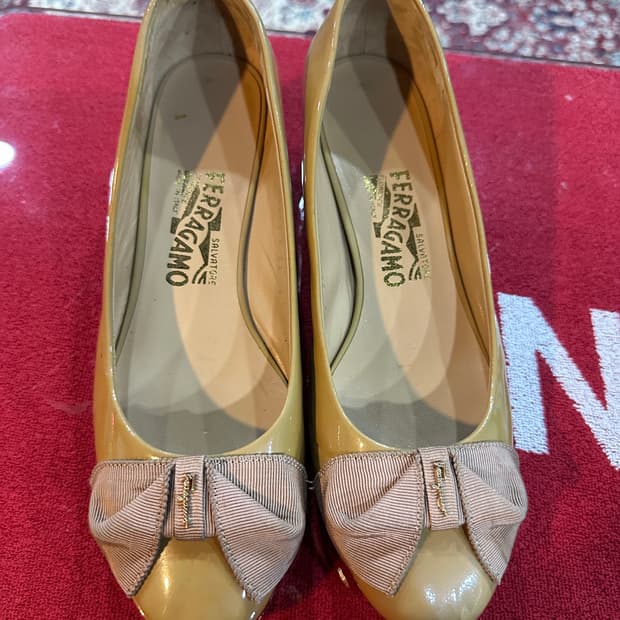 페레가모 리본 플랫슈즈 베이지250