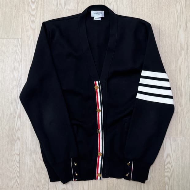 Thom Browne 밀라노 스티치 사선 완장 가디건 금장