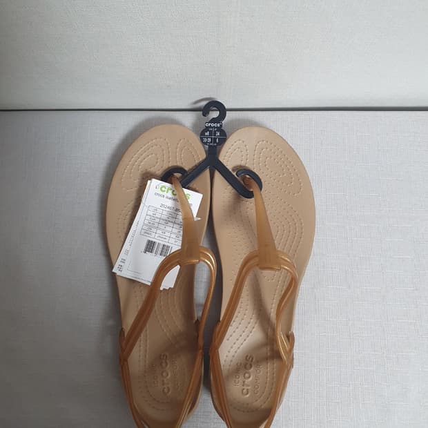 미사용 크록스 여성 샌들 이사벨라 T스트랩 202467-854 250mm