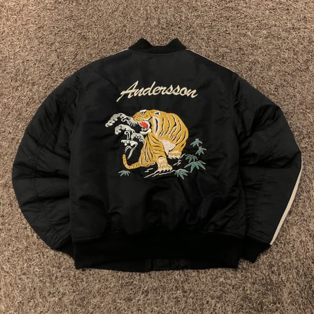 쇼트 X 앤더슨벨 타이거 자수 스카쟌 봄버 자켓
