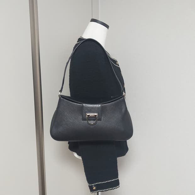 페라가모 사피아노 간치니 레더 숄더백 (정품)